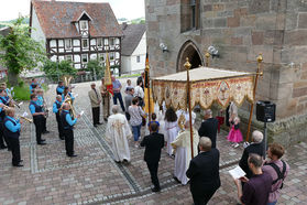 Fronleichnamsprozession durch die Straßen von Naumburg (Foto: Karl-Franz Thiede)